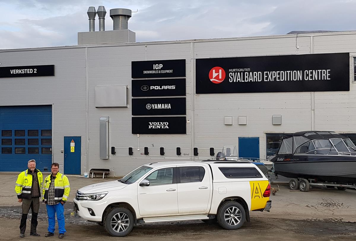 Assemblin Spitsbergen lager lys og varme med vindkraft og midnattssol  