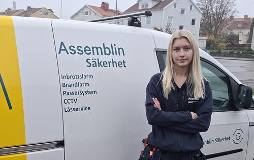Kvinna stående vid en Assemblinbil