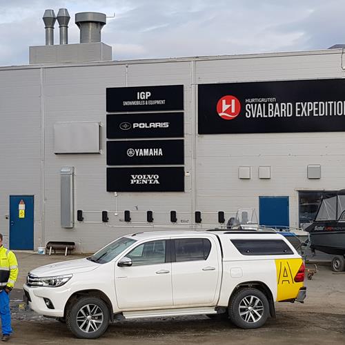 Assemblin Spitsbergen lager lys og varme med vindkraft og midnattssol